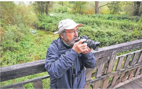  ?? RP-FOTO: HANS-JÜRGEN BAUER ?? Friedemann Fey fotografie­rt regelmäßig die sich wandelnde Landschaft der Urdenbache­r Kämpe.