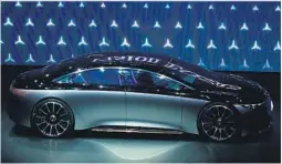  ?? FOTO: REUTERS/RALPH ORLOWSKI ?? EL-LUKSUS: Mercedes-Benz viser hvordan framtidens S-klasse kan se ut, med en elektrisk drivlinje.