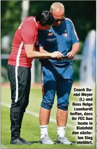  ??  ?? Coach Daniel Meyer
(l.) und Boss Helge Leonhardt hoffen, dass ihr FEC Aue heute in Bielefeld den nächsten Sieg einfährt.