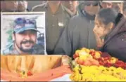  ?? ANI VIDEO GRAB ?? Nitika Kaul, wife of Major VS Dhoundiyal, at her husband’s funeral in Dehradun on Tuesday.