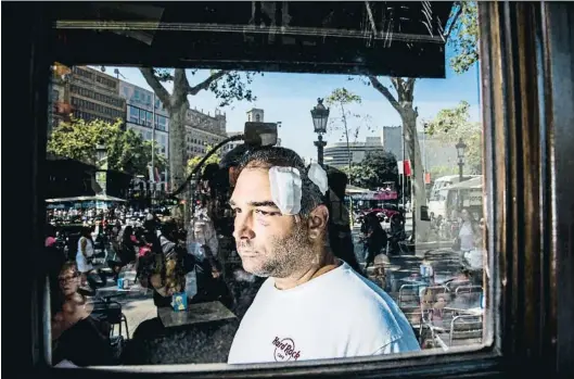  ?? XAVIER CERVERA ?? José Bravo, ayer al mediodía, tras una de las ventanas del café Zurich en el que se refugió cuando fue agredido