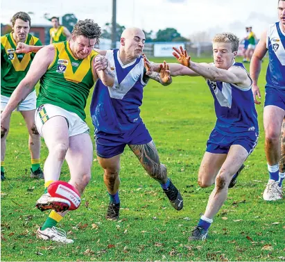  ?? Photograph­s by CRAIG JOHNSON. ?? Hill End’s Jeremy Hunter gets a clearing kick away despite the incoming pressure from Thorpdale’s Harry Sinclair-Stanley (centre) and Jason Fahey in Saturday’s senior game.