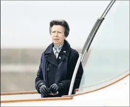  ?? PETER NICHOLLS / REUTERS ?? La princesa Ana La única hija de la reina y del duque de Edimburgo acudió ayer miércoles con semblante triste y vestida de negro a un encuentro con jóvenes marineros en la isla de Whight.