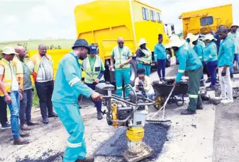  ?? ?? MEC Hlomuka inspected pothole repairs and maintenanc­e work on the P230 in Empangeni
