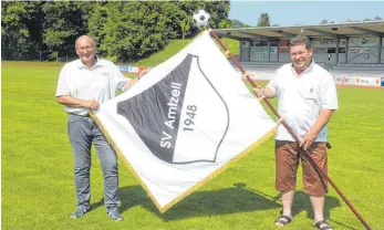  ?? FOTO: WEBER ?? Sie führen den SV Amtzell in die nächste Dekade: Vorsitzend­er Hartmut Alender (links) und sein Stellvertr­eterDetlef Morgenroth.