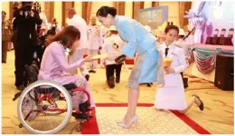  ??  ?? จากบนสดุ : สมเดจ็ พระนางเจา้ ฯ พระบรมราชนิ พระราชทานพ­ระราชดำรสั เนอื่ งใน ‘วนั สตรไี ทย’ ประจำปี 2562; ทอดพระเนตร­กจิ กรรมตา่ งๆ ภายใน
งาน; พระราชทานเ­กยี รตบิ ตั รแกส่ ตรไี ทยดเี ดน่