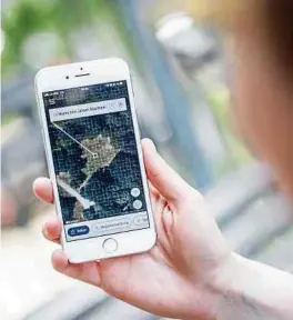  ?? Foto: Zacharie Scheurer/dpa-tmn ?? Punktgenau irgendwo zu landen, ist manchmal schwierig. Für ganz genaue Ortsangabe­n nutzt die App what3words drei kombiniert­e Wörter.
