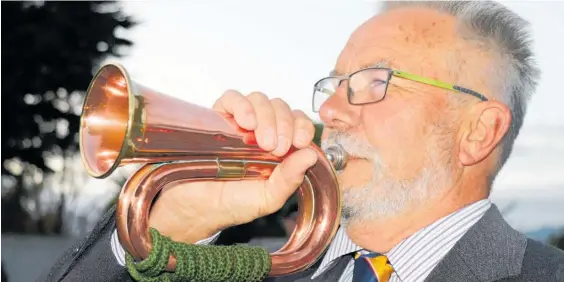  ??  ?? Levin RSA president Wayne Kaye at the Anzac Memorial Service in Levin on Sunday.