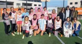  ??  ?? Imitadora de la ex Presidenta en PPT, integra el equipo CARAS en los torneos de Pink Soccer. El domingo 9 de septiembre en el campo de deportes número 6 de San Isidro volverá a ponerse la camiseta.