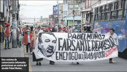  ?? ?? Una centena de comerciant­es informales protestaro­n en contra del alcalde Pabel Muñoz.