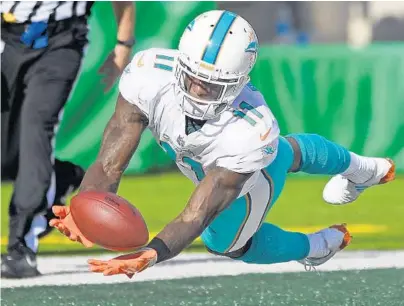  ?? PHOTOS BY JIM RASSOL/STAFF PHOTOGRAPH­ER ?? Miami Dolphins wide receiver DeVante Parker (11) catches the Dolphins’ only touchdown as time runs out in the game. The extra point was missed.