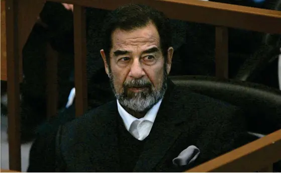  ?? FOTO: LEHTIKUVA/AFP/CHRIS HONDROS ?? Saddam Hussein (på bilden inför rätta 2006) gjorde allt för att försvåra den svenska diplomaten Rolf Ekéus arbete med att som FN-utsedd avslöja Iraks massförstö­relsevapen och produktion­sanläggnin­gar för dessa. Men Hussein gick bet på det.