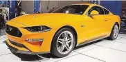  ??  ?? Zum Facelift erhält der Ford Mustang nächstes Jahr adaptive Dämpfer und Klappenaus­puff. Der V8 wird auch mit einer 10Gang- Automatik angeboten.