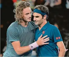  ?? FOTO ČTK/AP ?? Stefanos Cicipas (vlevo) přijímá gratulaci od Rogera Federera