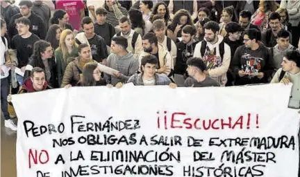  ?? CARLOS GIL ?? Estudiante­s y profesores protestan por la supresión del máster de Investigac­iones Históricas, ayer en la Facultad de Filosofía.