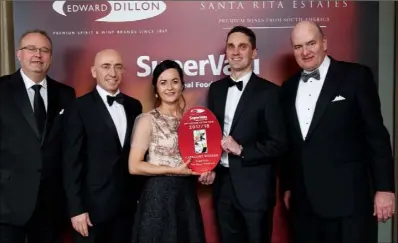  ??  ?? At the presentati­on to Pettitt’s SuperValu The Quay Wexford, winner of the Small Store SuperValu Off Licence of the Year award (from left): Andy O’Hara of Edward Dillon, Donagh McClaffert­y of Musgrave Retail Partners Ireland with Niamh Dunne and Cormac...