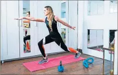  ??  ?? Los deportista­s se entrenan en su casa para no perder la forma.