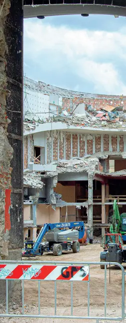  ?? ?? Trasformaz­ioni Il cantiere residenzia­le nell’ex teatro Comunale