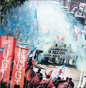  ?? CABALAR / EFE ?? Manifestac­ió contra el tancament d’Alcoa ahir a la ciutat d’A Coruña