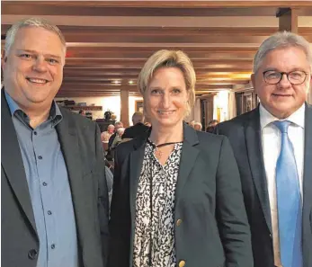  ?? FOTO: INGEBORG WAGNER ?? Die baden-württember­gische Wirtschaft­sministeri­n Nicole Hoffmeiste­r-Kraut in Stetten, flankiert von Landesjust­izminister Guido Wolf (rechts) und Steffen May, Vorsitzend­er der Mittelstan­dsvereinig­ung (MIT) im Kreis Tuttlingen.