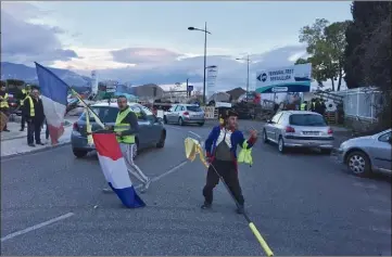  ?? (Photo P.-L. P.) ?? Si le blocus de Brégaillon se passe jusqu’à présent plutôt dans la bonne humeur, la situation devient difficile pour les profession­nels du port et les chauffeurs routiers en attente d’embarqueme­nt.