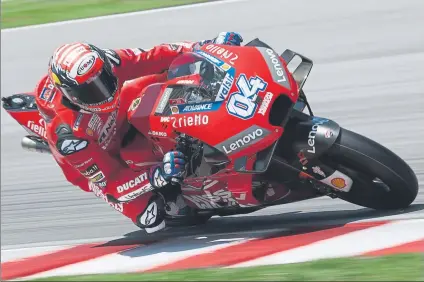  ?? FOTO: AP ?? Andrea Dovizioso. Las Ducati se dejaron ver en la segunda jornada de test de Sepang, sobre todo por su ritmo