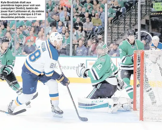  ??  ?? Kyle Brodziak était aux premières loges pour voir son coéquipier Dmitrij Jaskin déjouer Kari Lehtonen et, du même coup, porter la marque à 2-1 en deuxième période.