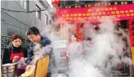  ?? Photo: Simon Song ?? A couple sell steamed buns in Handan, Hebei province. The mainland is facing structural problems in the economy.