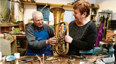  ?? Foto: Silvio Wyszengrad ?? Wilhemina und Bernd Dorfner in ihrer Werkstatt in Oberhausen. Der letzte Blechblasi­nstrumente­nbauer in Augsburg hört zum Jahresende auf.