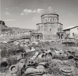  ??  ?? Havariler Kilisesi (Günümüzde Kümbet Camisi), Kars, 1966-67 (Sapienza Üniversite­si Bizans Sanatı Tarihi Dokümantas­yon Merkezi).