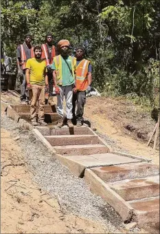  ?? Chris Ozyck / Contribute­d photo ?? Young men from EMERGE Connecticu­t Inc., a state program for ex-offenders, working to restore the first of two brownstone staircases from the old Ives estate found in Fairmont Park in New Haven’s Fair Haven Heights section.