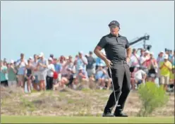  ??  ?? Mickelson tras golpear con el putt ayer en el campo de Kiawah Island.