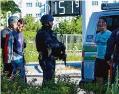  ?? Foto: Peter Fastl ?? Schwer bewaffnete Einsatzkrä­fte waren an der Tankstelle an der Holzbachst­raße im Einsatz – wegen eines Ehestreits.