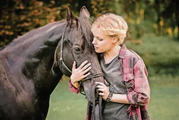  ??  ?? Alexandra (Julia Franz Richter) und der Trakehner-Hengst „Dezember“stehen im Mittelpunk­t des Achtteiler­s. Die Serie wurde in Wien und Umgebung gedreht und ist die erste fiktionale Serie eines österreich­ischen Privatsend­ers.