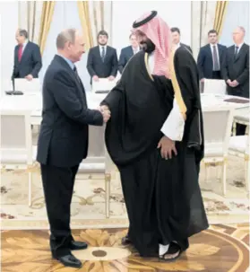  ??  ?? Superteška kategorija Sin saudijskog kralja Salmana Muhamed ben Salman dobar je s mnogim svjetskim moćnicima pa tako i s ruskim predsjedni­kom Vladimirom Putinom