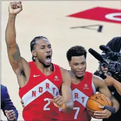  ??  ?? HÉROES. Kawhi Leonard y Kyle Lowry celebran el anillo.