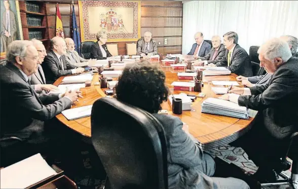  ?? EMILIA GUTIÉRREZ ?? Reunión del Tribunal Constituci­onal, presidido por Juan José González Rivas