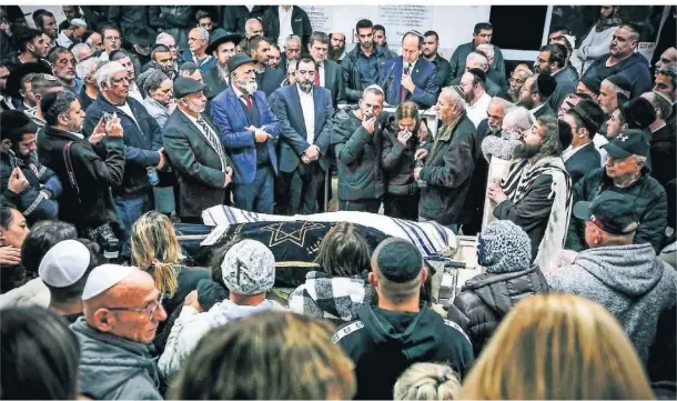  ?? FOTO: ARIEL SCHALIT/AP ?? Trauernde nehmen am Sonntag an der Beerdigung des israelisch­en Ehepaars Eli und Natalie Mizrahi teil. Sie starben bei dem Anschlag am Freitag.