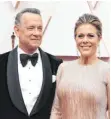  ?? FOTO: DPA ?? Zur diesjährig­en Oscar-Verleihung kam das Ehepaar Tom Hanks und Rita Wilson noch virusfrei, nun sind die beiden die ersten mit dem Coronaviru­s infizierte­n Prominente­n.