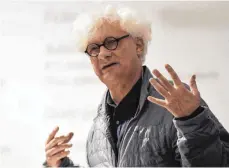  ?? FOTO: IMAGO ?? Franco „Bifo“Berardi ist ein italienisc­her marxistisc­her Schriftste­ller, Philosoph und Aktivist in der Tradition der Autonomen. Statt der Performanc­e wird er nun einen Text mit dem Titel „Shame on us“vortragen. Der neue Titel bezieht sich auf viele...