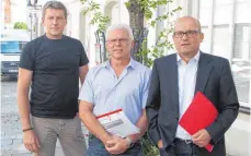  ?? SZ-FOTO: TG ?? Michael Braun (IG Metall), Rampf-Betriebsra­t Franz Hirschle und Rolf Ebe vom Ehinger Liebherr-Werk (von links) stellen die Ergebnisse vor.