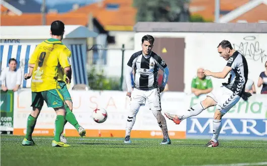  ?? LA OTRA FOTO ?? El atacante albinegro Cristian Herrera (d) lanza a portería en presencia de su compañero Javi Serra (c) y del extremo de los locales Víctor Sánchez.