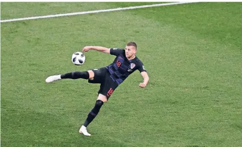  ?? FOTO: REUTERS ?? Stich ins Herz der Argentinie­r: Ante Rebic erzielt das 1:0 für Kroatien mit einem herrlichen Volleyschu­ss.