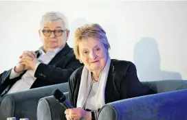  ??  ?? Joschka Fischer, deutscher Außenminis­ter 1998–2005, und Madeleine Albright, US-Außenminis­terin 1997–2001, an der CEU in Wien.