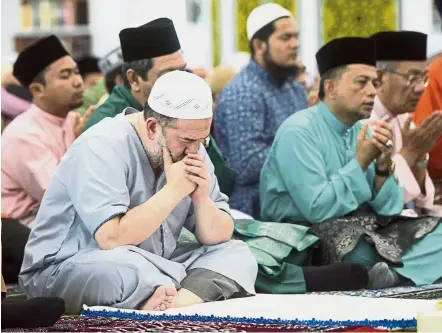  ??  ?? Time for worship: Sultan Muhammad V performing his prayers at the Masjid Al-Sultan Ismail Petra in Kubang Kerian. — Bernama