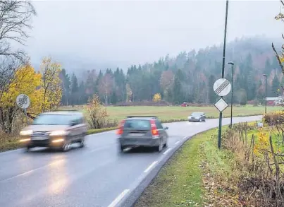  ?? BEGGE FOTO: FREDRIK PEDERSEN ?? NYE SKILT: Skiltene om at fartsgrens­en er opphevet blir om ikke lenge byttet ut.