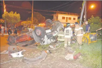  ??  ?? Bomberos voluntario­s verifican el interior del tractocami­ón siniestrad­o. Expertos en accidentol­ogía fueron comisionad­os para investigar las causas de la tragedia.