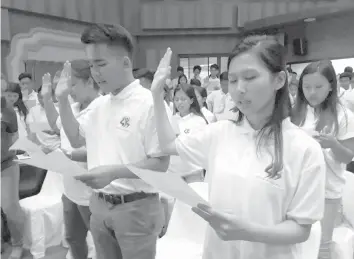  ??  ?? Newly elected SK officials take their oaths before Dumaguete City Mayor Felipe Remollo and members of the City Council after completing the mandatory leadership training organized by the local DILG office.