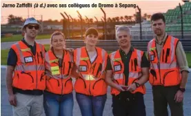  ??  ?? Jarno Zaffelli (à d.) avec ses collègues de Dromo à Sepang.