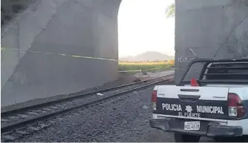  ??  ?? > Un hombre fue arrollado por el tren en El Fuerte.